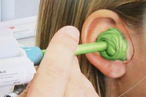 قالب گیری گوش، نمونه ای از خدمات شنوایی سنجی در منزل